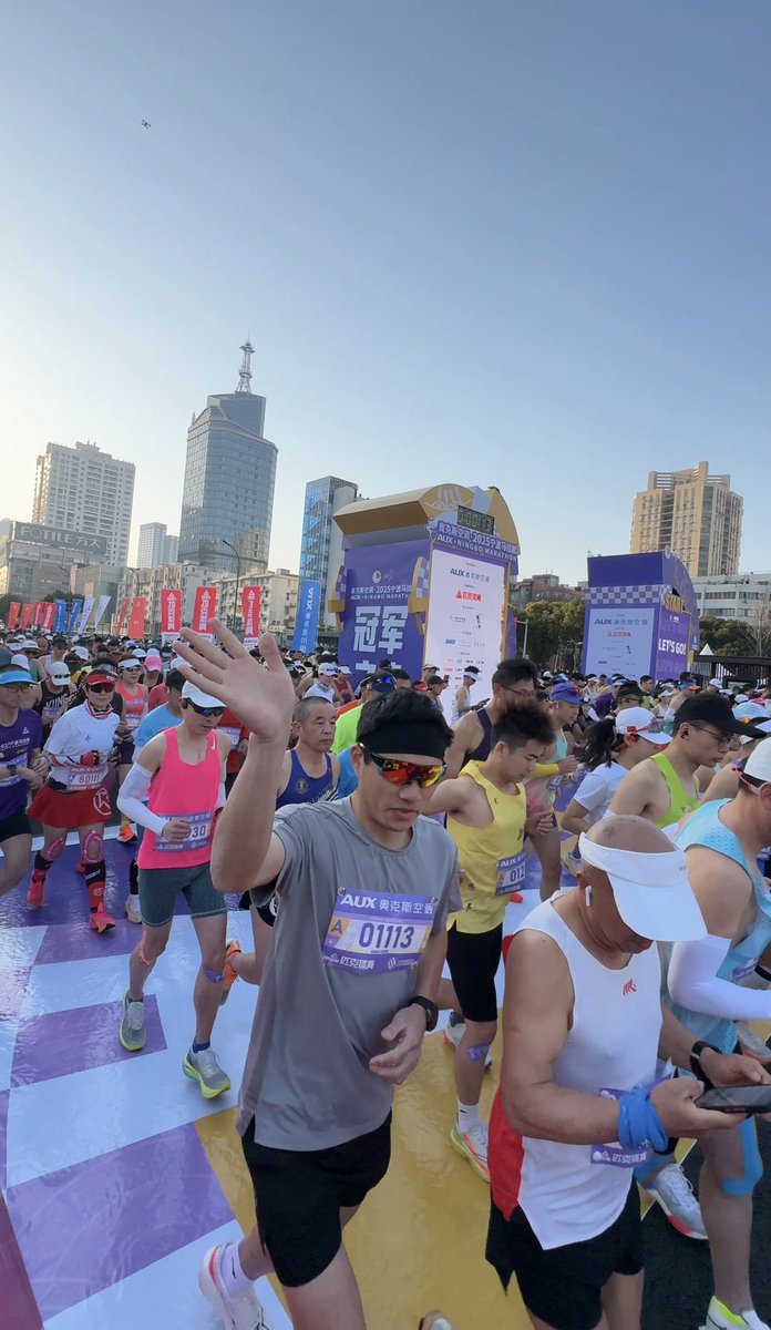 NewHorizon6211's tweet image. The Ningbo Marathon officially kicked off this morning, marking a vibrant start to the city’s spring sports season！#NingboMarathon #Marathon2025 #RunningSeason #SportsInChina #CityRun