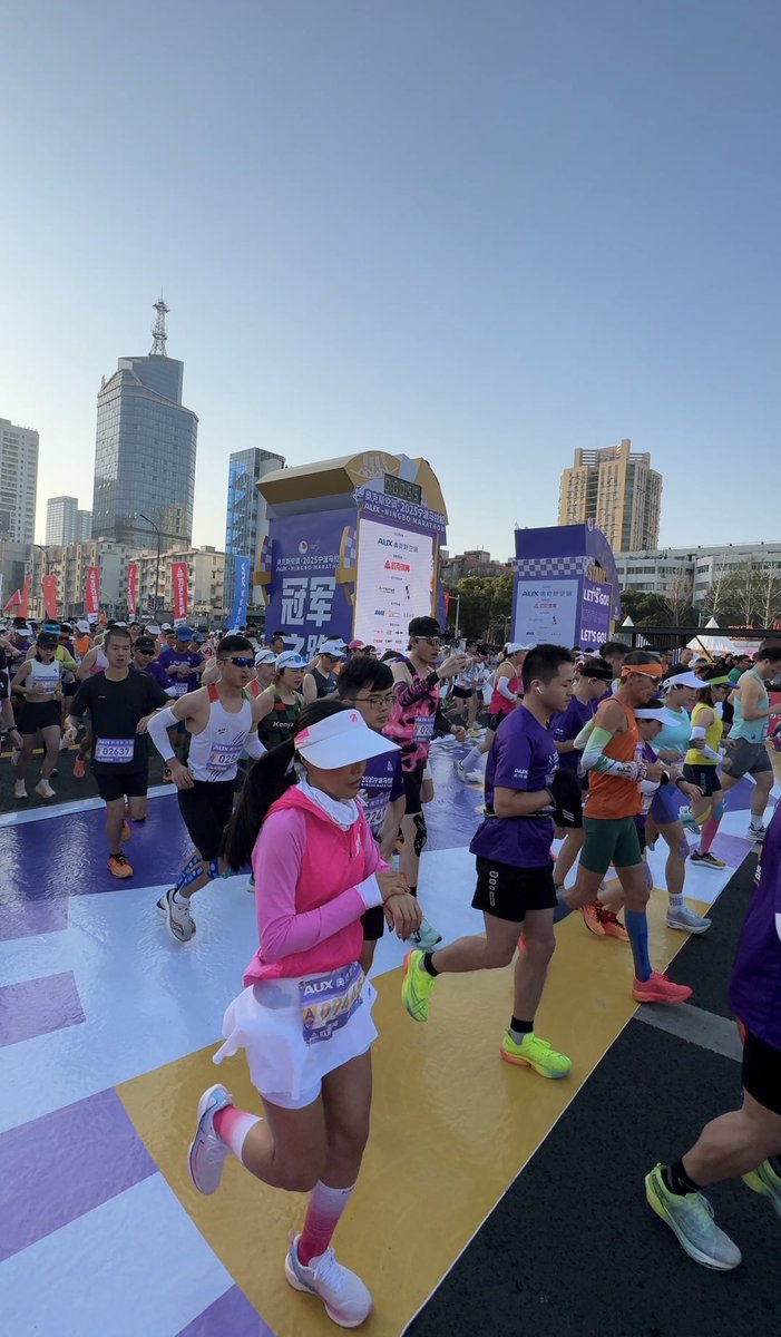 NewHorizon6211's tweet image. The Ningbo Marathon officially kicked off this morning, marking a vibrant start to the city’s spring sports season！#NingboMarathon #Marathon2025 #RunningSeason #SportsInChina #CityRun