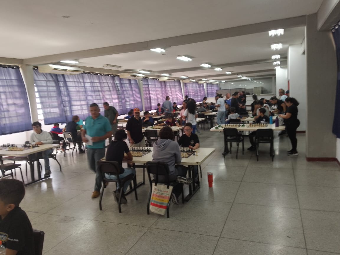 Todo un éxito, los jugadores recibieron un herrrmoso tablero, recibimos una donación de relojes y tableros, pero quizás aunque, intangible, le sembramos a los chicos la semilla que tienen una universidad en Aragua que los espera! Para jugar ajedrez y para estudiar! <a href="/leontxogarcia/">Leontxo García</a>