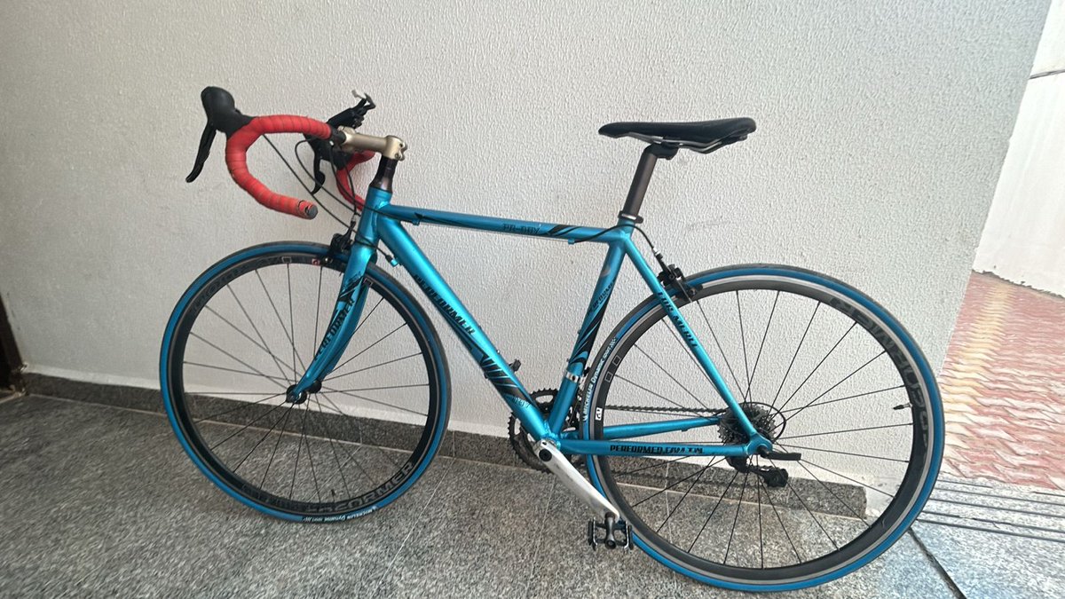 دراجه العاصفة طريق 
شوكة كربون 
خفيفه ١٠ كيلو 
تسع سرعات سورا
توني سويت لها صيانه شامله

المطلوب  ١٤٠٠ ريال
تواصل واتساب 0535222588

#دراجتي_للبيع