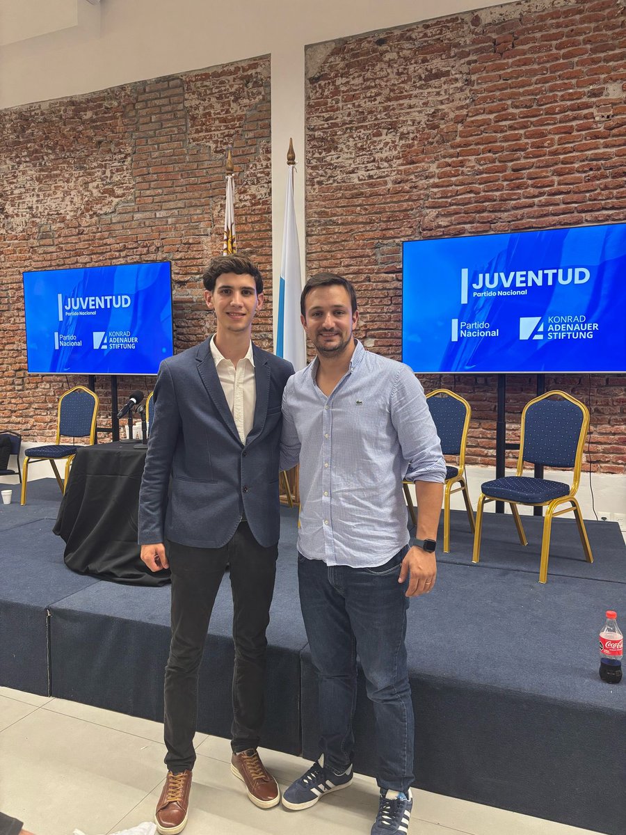 CDJ_Florida's tweet photo. En el día de hoy @estebanngallero_10 y @alanisdai participaron en el Encuentro de Mesas Departamentales en Montevideo.

Además, participaron del encuentro los floridenses @Oliva_Lucho y @MacarenaRubioF

Gran instancia organizada por @KasUruguay y @PNacionalJoven ⚪️🔵 https://t.co/JwbxjTPUDz