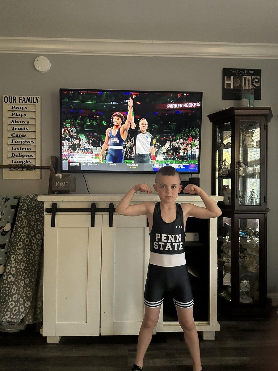 CoachFord25's tweet photo. Something people forget to realize when they are on the big stage, the young wrestlers are always watching. Carter Starocci is a guy that caught Grayson’s eye a long time ago and has lived up to a role model for him. Grayson often says he want to go to Penn St., wrestle, &amp; win https://t.co/6sNstmEwPZ