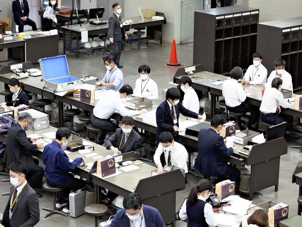 livedoornews's tweet photo. 【方針固める】「手形・小切手」2026年度末で全廃へ、明治から続いた制度に終止符
https://t.co/0w09YJrzAm

全国銀行協会が電子交換所の運用を2027年4月で終える方針を固めた。振り出された手形の金額を支払う金融機関、受け取る金融機関の双方とも事務手続きが煩雑で、廃止を求める声が強かった。 https://t.co/cMk4RUCwiK