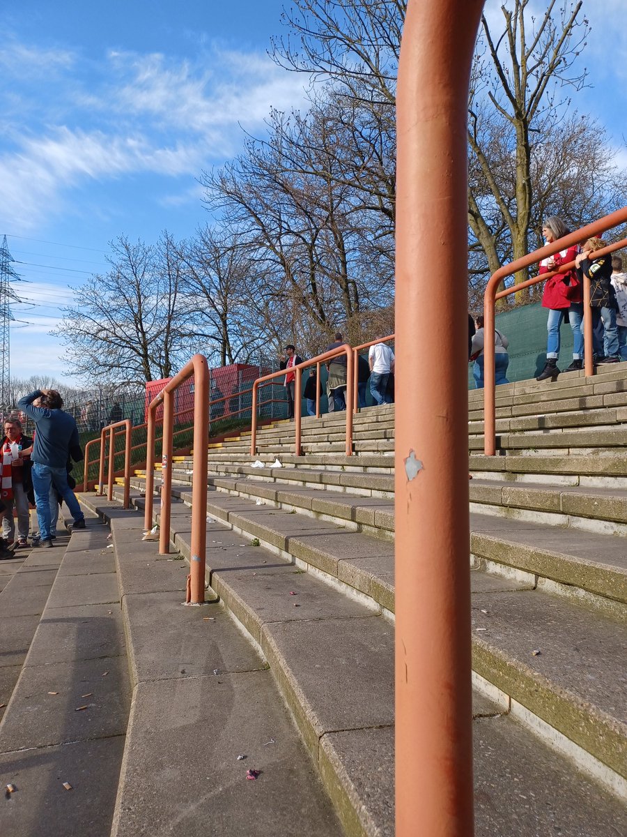 Rot Weiss Oberhausen tegen Rot Weiß Essen! Met 14.000 toeschouwers in Stadion Niederrhein plaatsen de gasten zich na een 2-1 overwinning voor de finale van de Niederrheinpokal tegen MSV Duisburg.