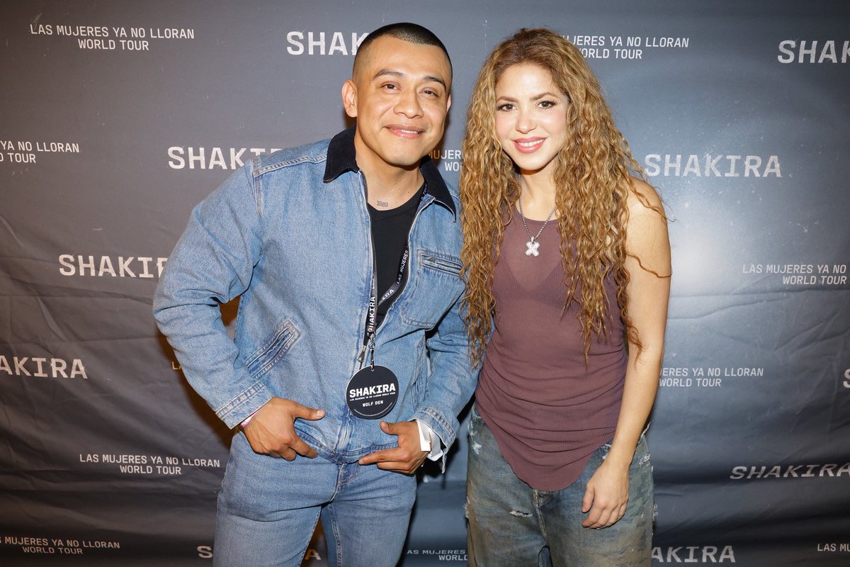 Chaparrin_'s tweet photo. "El momento que cambia todo. Aquel que esperé toda mi vida. Esta foto no es solo un recuerdo con la artista de mi vida, Shakira, sino la prueba viviente de que los sueños se cumplen cuando se esperan con el corazón.

#LMYNLWorldTour #LMYNLWorldTourMonterrey
#Shakira https://t.co/DWP0kASYS3