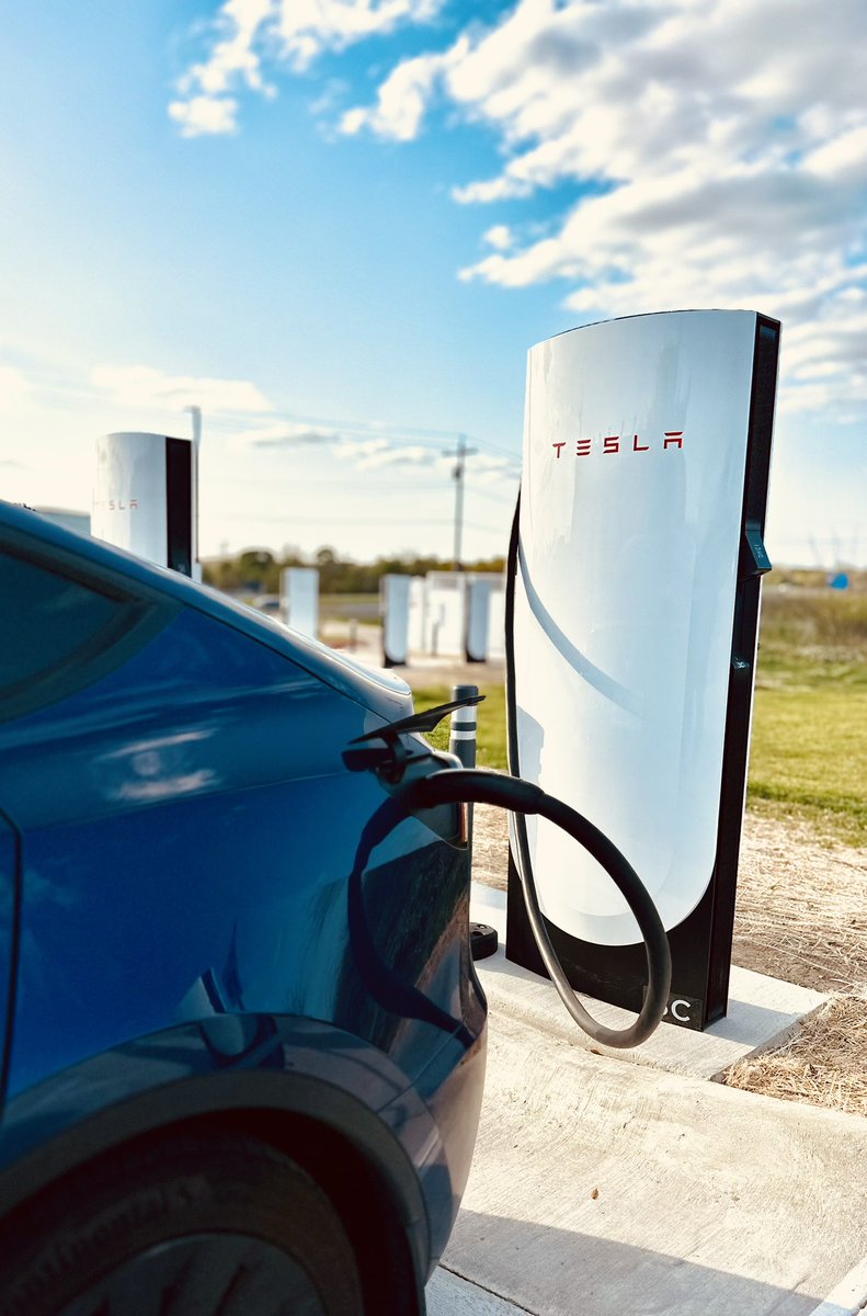 monrealstudio's tweet image. Awesome to see the new V4 Superchargers 🤙🏻. Hands down the best vehicle I’ve owned @elonmusk 🙌🏻#tesla #modely #TSLA