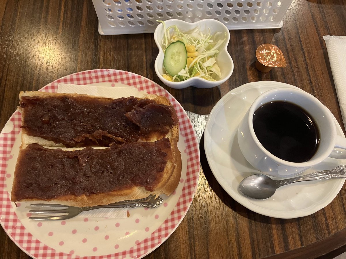 名古屋のモーニングで有名な「リヨン」にて。小倉トースト。
これから、熱田神宮へ。