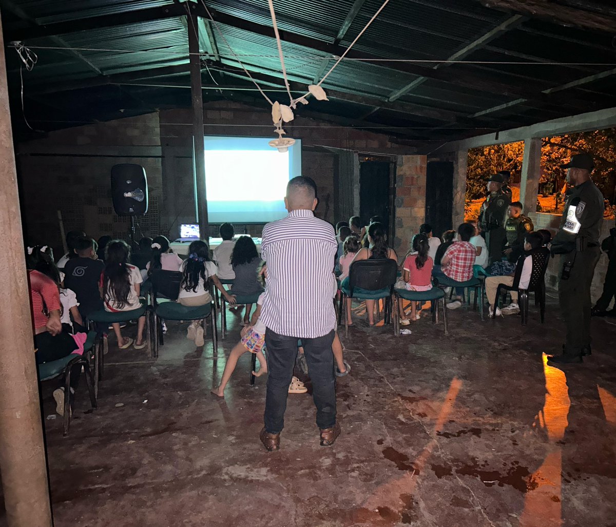 PoliciaCaqueta's tweet photo. En#SanVicenteDelCaguán, junto al @COL_EJERCITO y líderes comunitarios, fortalecemos la seguridad con prevención y diálogo. Con #CineAlParque, más de 45 niños y niñas disfrutaron y aprendieron sobre convivencia. #SeguridadEnElTerritorio https://t.co/qJe93Nq3Gb