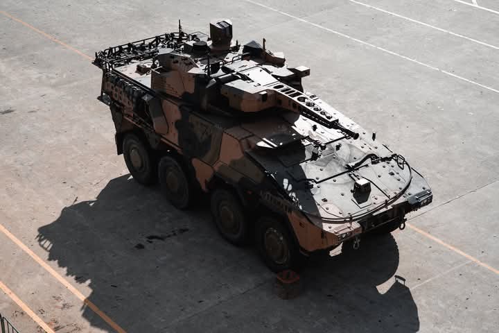 Mjscottawinter's tweet photo. Boxer Combat Reconnaissance Vehicle crews from 2nd/14th Light Horse Regiment Queensland Mounted Infantry conducting readiness training by self deploying to the Port of Brisbane to rehearse procedures for amphibious operations with the crew of HMAS Choules.. .. not forgetting origin