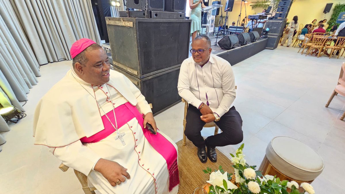 Jesuscastro126's tweet photo. La conversación fraterna con el Pastor Valoy, hermano en  Jesucristo, es un testimonio de unidad y respeto en medio de la diversidad. Una conversación abierta que promueve un modelo de  valores de amor, justicia y paz para toda la sociedad. https://t.co/9MX4YKDoIO