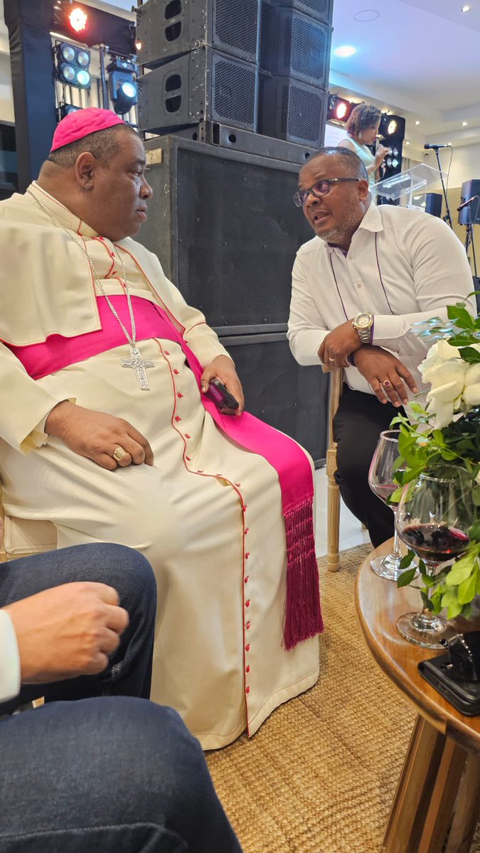 Jesuscastro126's tweet photo. La conversación fraterna con el Pastor Valoy, hermano en  Jesucristo, es un testimonio de unidad y respeto en medio de la diversidad. Una conversación abierta que promueve un modelo de  valores de amor, justicia y paz para toda la sociedad. https://t.co/9MX4YKDoIO