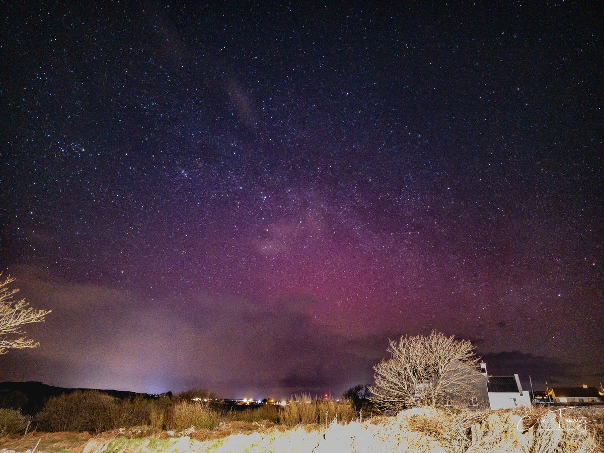 Eoin 🔴 🇮🇪 (@eoinfah) on Twitter photo The Northern Lights a few minutes ago 🌌📷 Rossaveal, Connemara 📍 <a href="/ThisIsGalway/">This is Galway</a> <a href="/AimsirTG4/">Aimsir TG4 ⚡</a> <a href="/rtenews/">RTÉ News</a> <a href="/MetEireann/">Met Éireann</a> <a href="/ConnemaraIe/">Connemara.ie</a> The Northern Lights a few minutes ago 🌌📷 Rossaveal, Connemara 📍 <a href="/ThisIsGalway/">This is Galway</a> <a href="/AimsirTG4/">Aimsir TG4 ⚡</a> <a href="/rtenews/">RTÉ News</a> <a href="/MetEireann/">Met Éireann</a> <a href="/ConnemaraIe/">Connemara.ie</a>