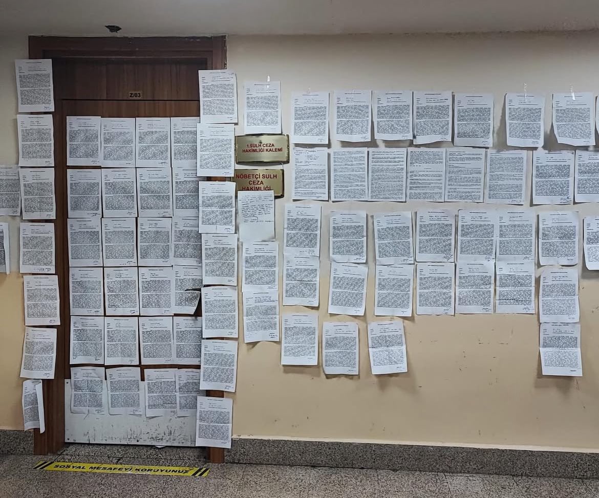Gözaltına alınan/gözaltı süresi uzatılan meslektaş ve vatandaşlar adına sunulan itiraz dilekçelerini almamak için hakim ve personel adliyeyi terk etti. Dilekçeler teslim edilemeyince kapıya asıldı. 2025 yılı Türkiye’sinde, İzmir adliyesinde yaşanılan durum bu.