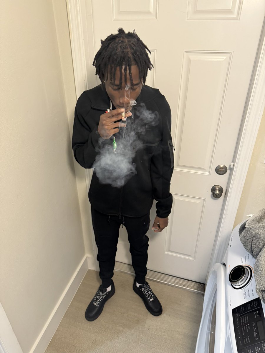 n0breesh's tweet photo. use to run with niggas, its fuck niggas thats how im bummin now🖕🏾🫵🏾 #LLallmylovedones #Freemybruddas🅾️ #1274L https://t.co/QY2ND11qKO