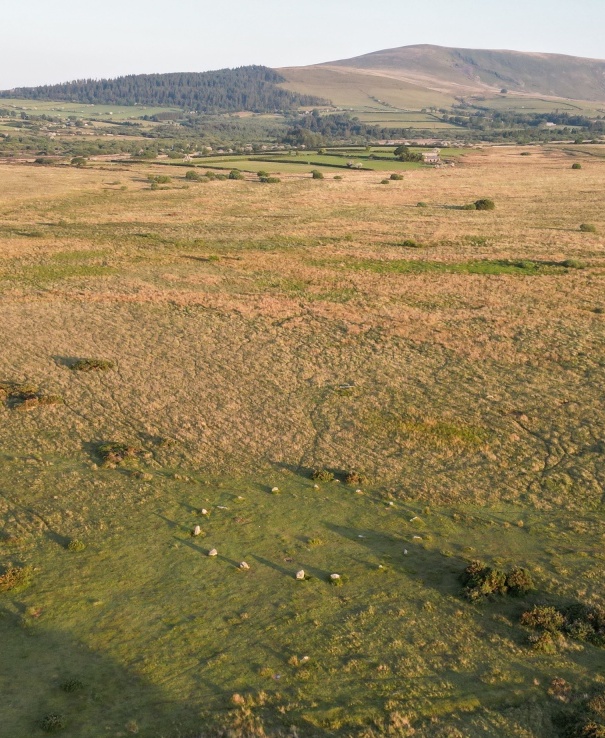 The only real stone circle left in #Pembrokeshire, Gors Fawr stands in the shadow of the Preseli Mountains. #Wales Sixteen (mostly) blue stones form an egg-shaped ring. Antiquarian reports indicate that there was once an avenue leading to the two outliers. #StandingStoneSunday