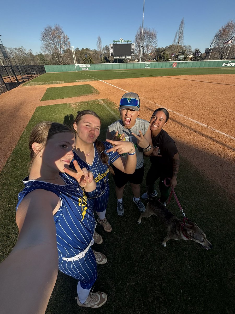 Ella_Webb_2029's tweet photo. Over the moon from the amazing camp that was put on by USC  Upstate! Super thankful for being pushed and coached. I threw 2 people out in the scrimmages while going 3 for 4 with a stolen base (wheels haha)
@UpstateSoftball 
@KnockoutsAdams https://t.co/Altqi7SLBx