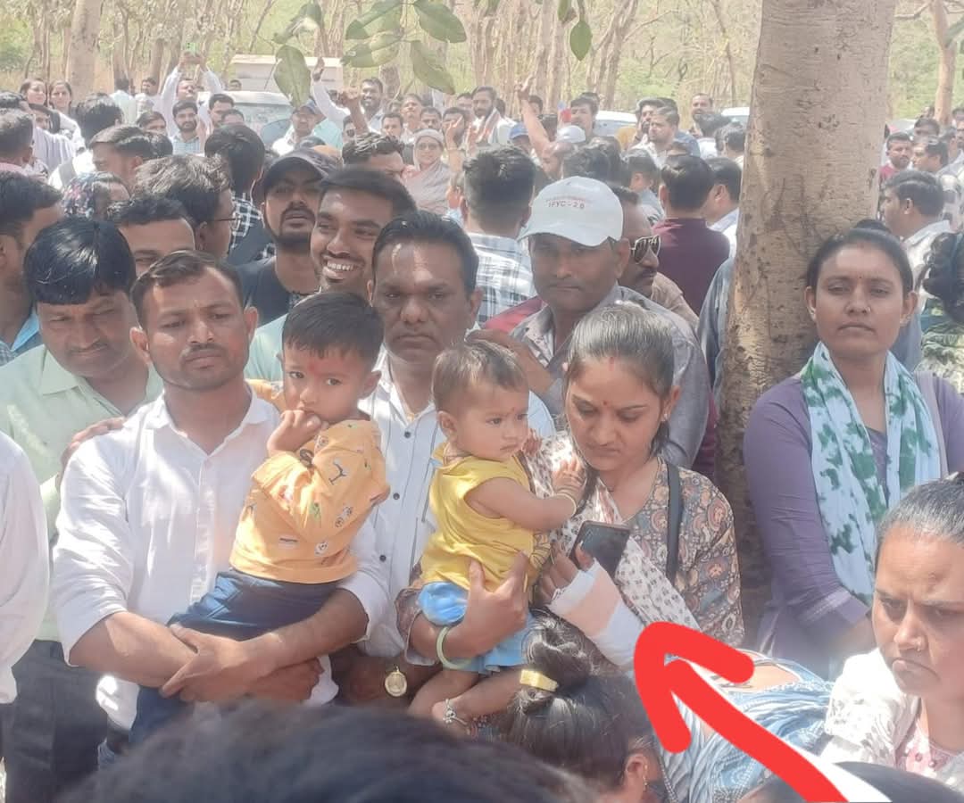 શું આરોગ્ય વિભાગની માંગણી ગેરવ્યાજબી છે તો આ બેન નાના બાળક અને હાથ માં વાગ્યું હોવા છતાં પોતાના હક માટે લડે છે...
#ટેકનિકલ_પગાર_ધોરણ
#2800_4200_ગ્રેડ_પે 
#Guj_Health_Strike
<a href="/CMOGuj/">CMO Gujarat</a> 
<a href="/irushikeshpatel/">Rushikesh Patel</a> 
<a href="/jigneshmevani80/">Jignesh Mevani</a> 
<a href="/YAJadeja/">Yuvrajsinh Jadeja</a> 
<a href="/devanshijoshi71/">Devanshi Joshi</a>