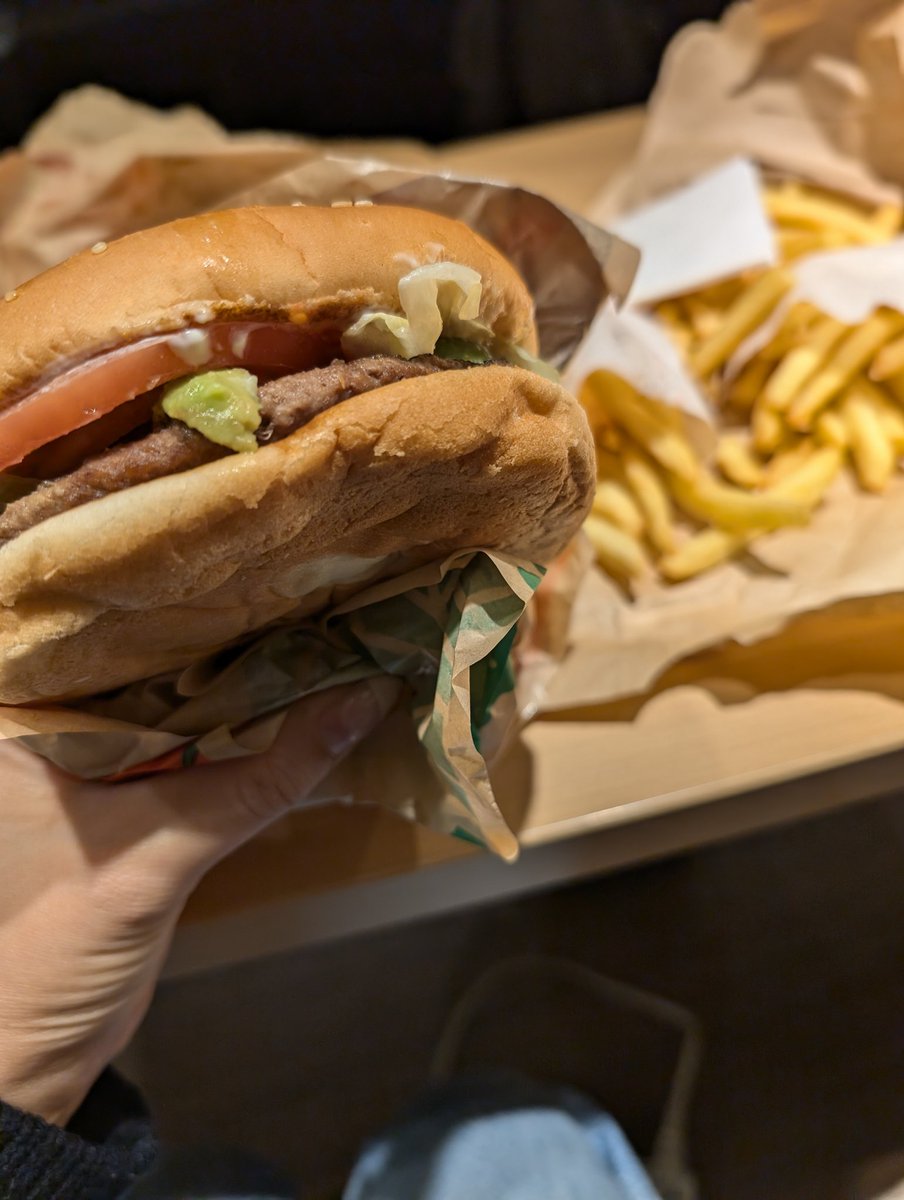 Rom_kyun's tweet photo. エデン固定のみんながバーガーキングの美味さで盛り上がってたので、どーしても食べたくなって職場のみんなを巻き込んで食べます https://t.co/MhDE3MeXxg