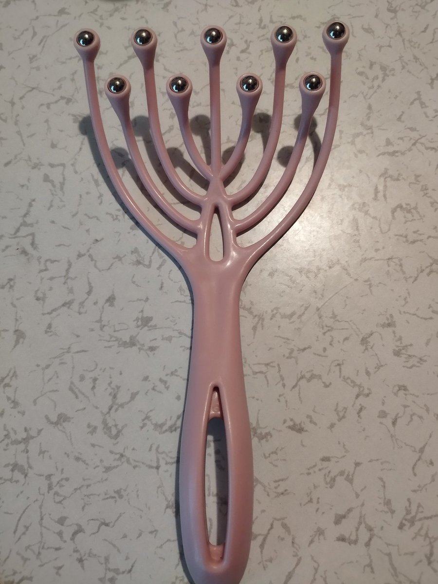嫁が使ってる頭皮マッサージ器具が寄生獣みたいで怖い