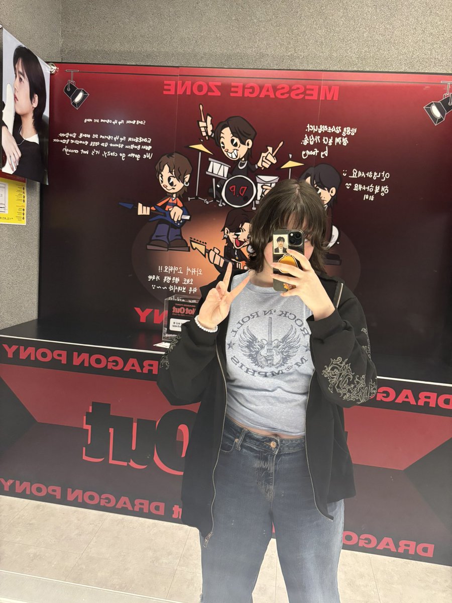 laundryyyyyy's tweet image. dragon pony pop up!!! me and Sehyuk kinda have the same hair goin on rn

#DragonPony #드래곤포니 #NotOut #NotOut_POPUP_CAFE #사운드웨브