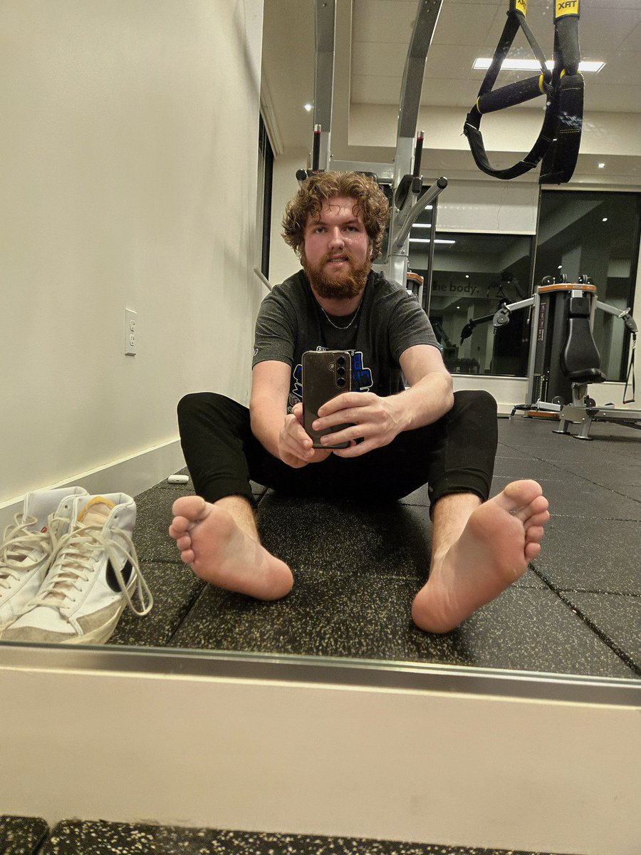 Stunk up the hotel gym with my sweaty feet 😈