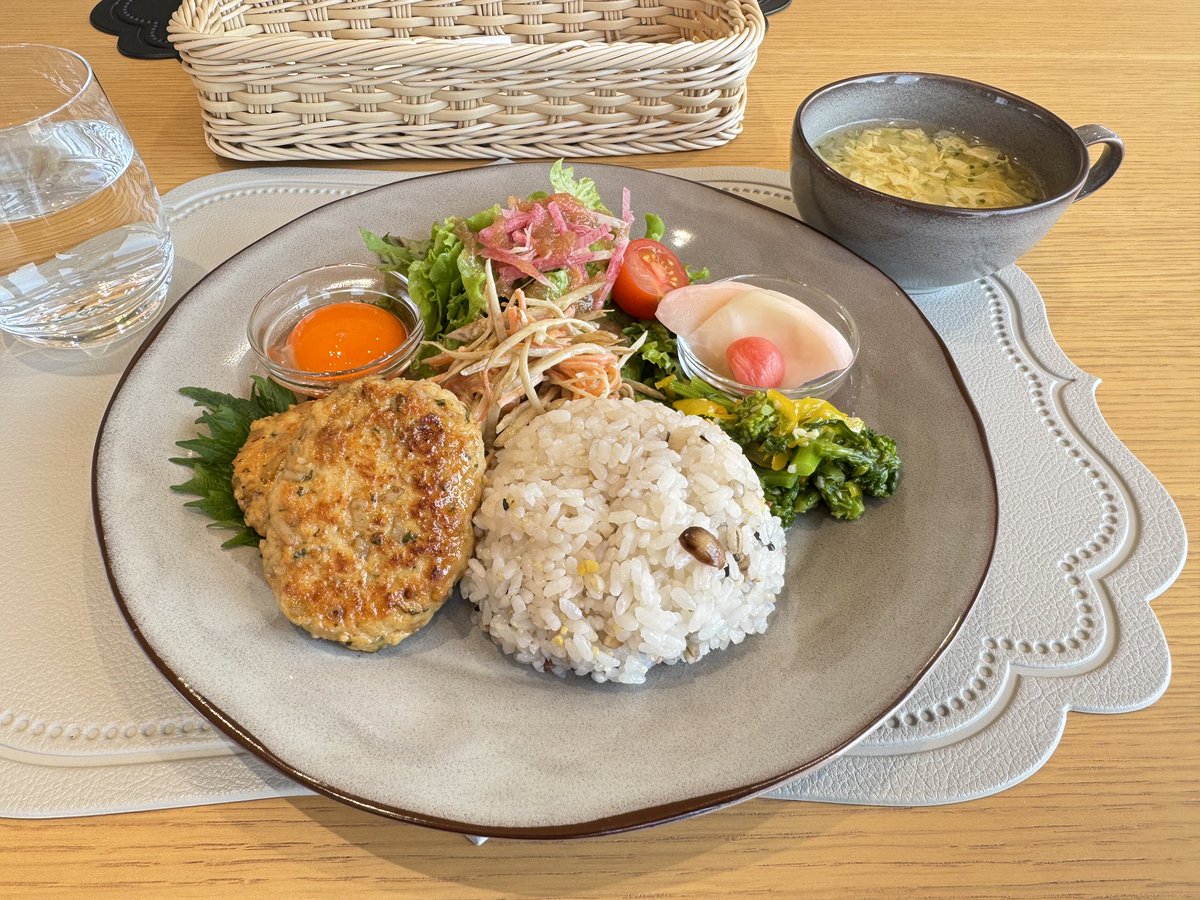msk0906's tweet photo. お昼はacteaにて
ビュートランチ(月見つくね)
食後にフレジエ
ご飯やつけ合わせ等色々食べたい時はビュートランチで。つくねが美味しくてご飯が進みます☺️紅ほっぺを使ったフレジエは甘酸っぱさが好き😊
ご馳走様でした。
次回も楽しみです。
#actea
#ミツオカグランドストア https://t.co/6O4y8FZG7J
