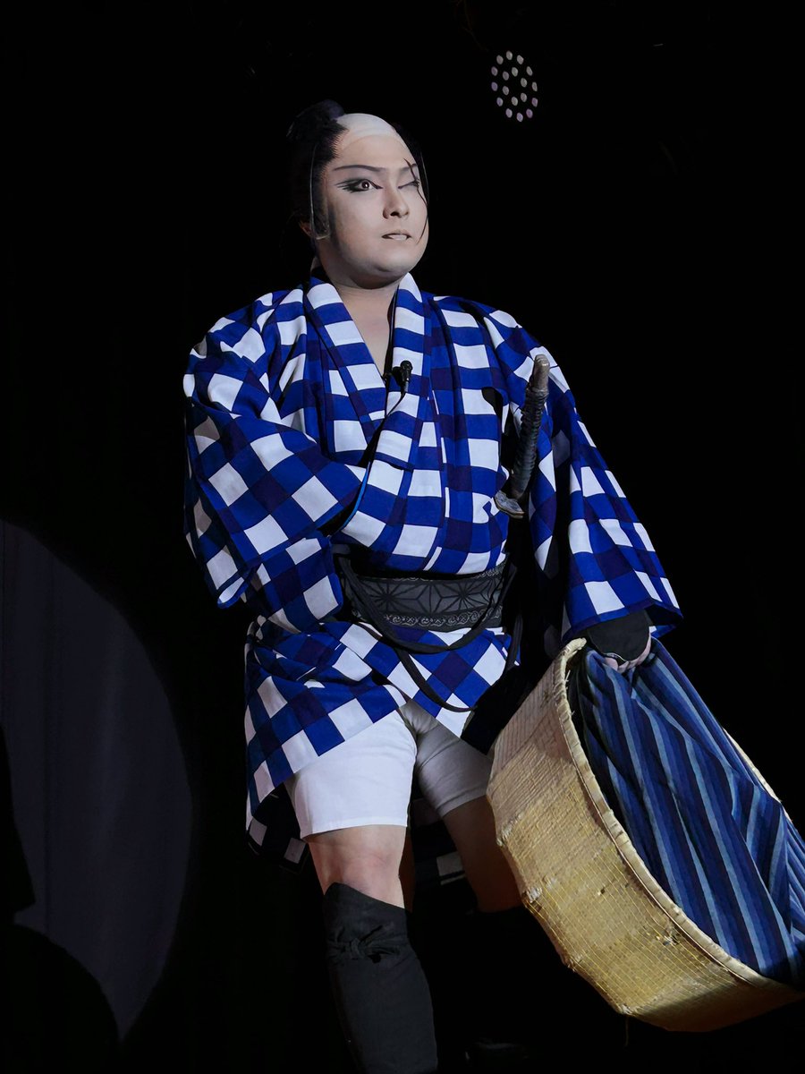 mQHOKSsiKgzmD0n's tweet photo. 岡山後楽座

浅井海斗劇団　　
逢春座

浅井雷三命日公演

ラストショー

森の石松⭐️

春道さんの石松
雷三さんが見守ってたね

＃淺井春道
＃浅井海斗
＃浅井大空海 https://t.co/g8y28MtViS