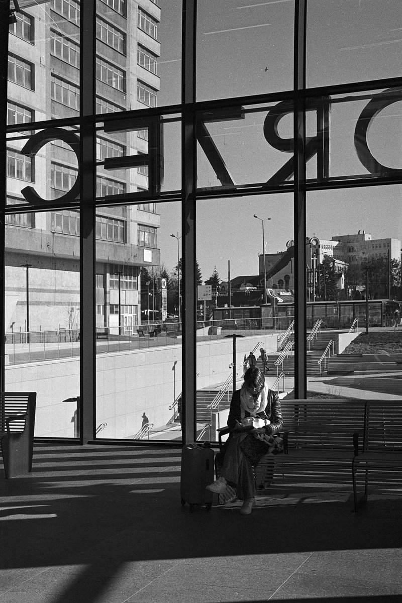 Fotografia bez obróbki. Prosto z kliszy fotograficznej. Aparat to #leica #m5 na kliszy #ilford #hp5. Zdjęcie wykonane w #olsztynie w nowym Dworcu Kolejowym. #photography #blackandwhitephotography