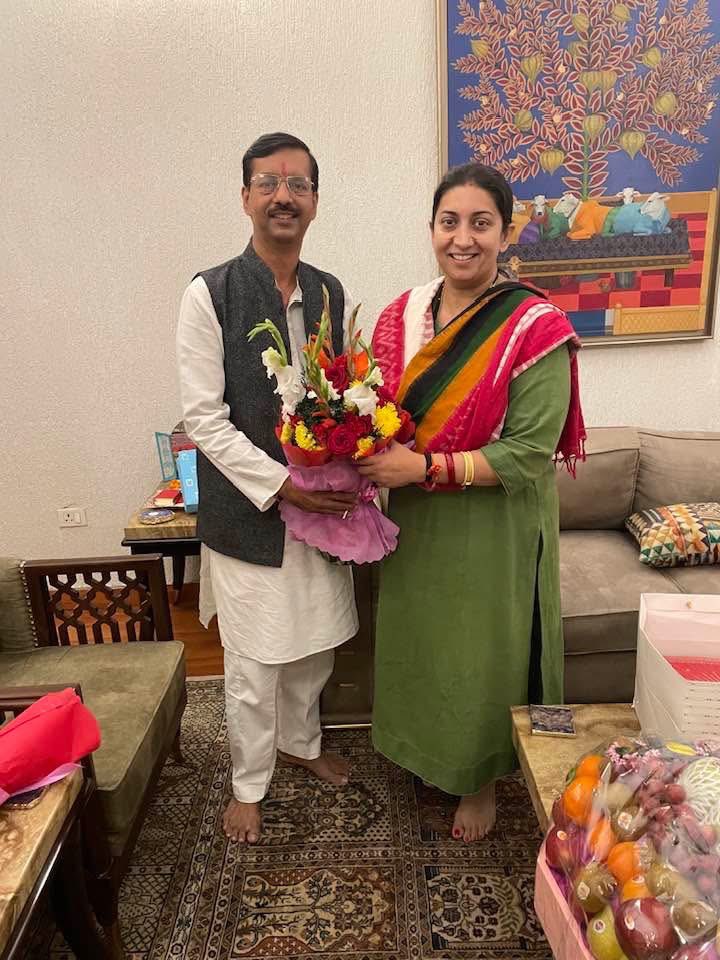 sanjeevbjp1970's tweet photo. पूर्व केंद्रीय मंत्री श्रीमती @smritiirani जी को जन्मदिन की हार्दिक शुभकामनाएं! 💐

आपका जीवन प्रेरणा का स्रोत बने और आप हमेशा सफलता की नई ऊंचाइयों को छुएं। शुभकामनाएं और ढेर सारी बधाई! 🙏 https://t.co/YNSyPm9rB0
