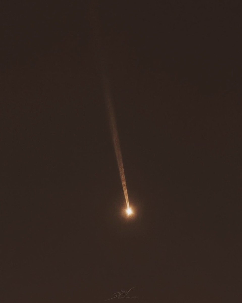SeVoSpace's tweet photo. Have you recently seen the innermost planet in the evening sky? These images do NOT show a meteor, but the comet/planet Mercury! How is the tail formed? The solar wind and micro-meteorites eject sodium atoms from Mercury’s surface. This creates a yellow-orange tail of sodium gas that is around 2.5 million kilometers long. These shots were possible under best viewing conditions and in combination with a special 589nm filter. I used a 135 mm lens. The tail was clearly to see even on the raw files!

CS ✨
Sebastian

#planet #mercury #sodiumtail #astrophysics #astrophotography #comet #meteor #funfact #sciencefact #sebastianvoltmer