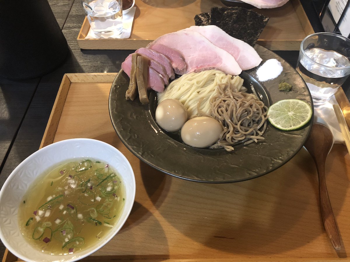 #sagamihara欅
#昆布水塩つけ麺
数年ぶりの訪問。先日､susuruTVに出ていたので未食の昆布水塩つけ麺＋特トッピングをいただいた。全てにおいて高レベルで塩のつけ汁なんて口に含んだ時点で笑ってしまうくらい美味しかった。最高です😄