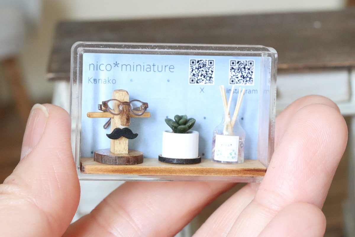 #ミニチュア極小技巧展2025
ヒゲおじメガネスタンドは多肉植物とリードディフューザーのセットで販売します👓🌱
