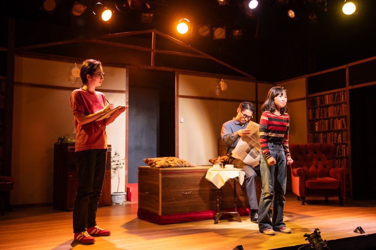 shonan21dslife's tweet image. 本日、僕が舞台美術を担当していますこちらの舞台も千秋楽です。

トリプルスレッツ
ブロードウェイミュージカル
「#FUNHOME」

#ヨコハマ・マイス 本番期間のため向こうの本番を見れずに残念。2現場分の美術は本当にがんばった。
お互いに最後まで無事に駆け抜けられますように。

#トリスレFUNHOME