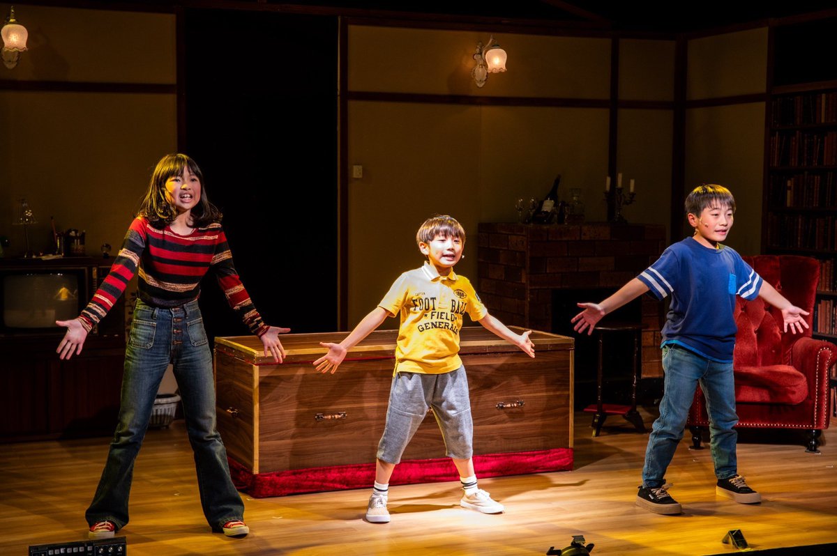 shonan21dslife's tweet image. 本日、僕が舞台美術を担当していますこちらの舞台も千秋楽です。

トリプルスレッツ
ブロードウェイミュージカル
「#FUNHOME」

#ヨコハマ・マイス 本番期間のため向こうの本番を見れずに残念。2現場分の美術は本当にがんばった。
お互いに最後まで無事に駆け抜けられますように。

#トリスレFUNHOME