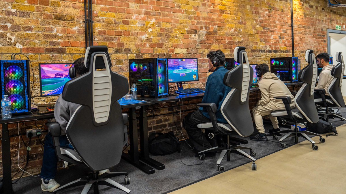 THE GRIND NEVER STOPS

— العمل لازال جاري ⚡️.. 
الهدف هو الميجر! 🎯🦅