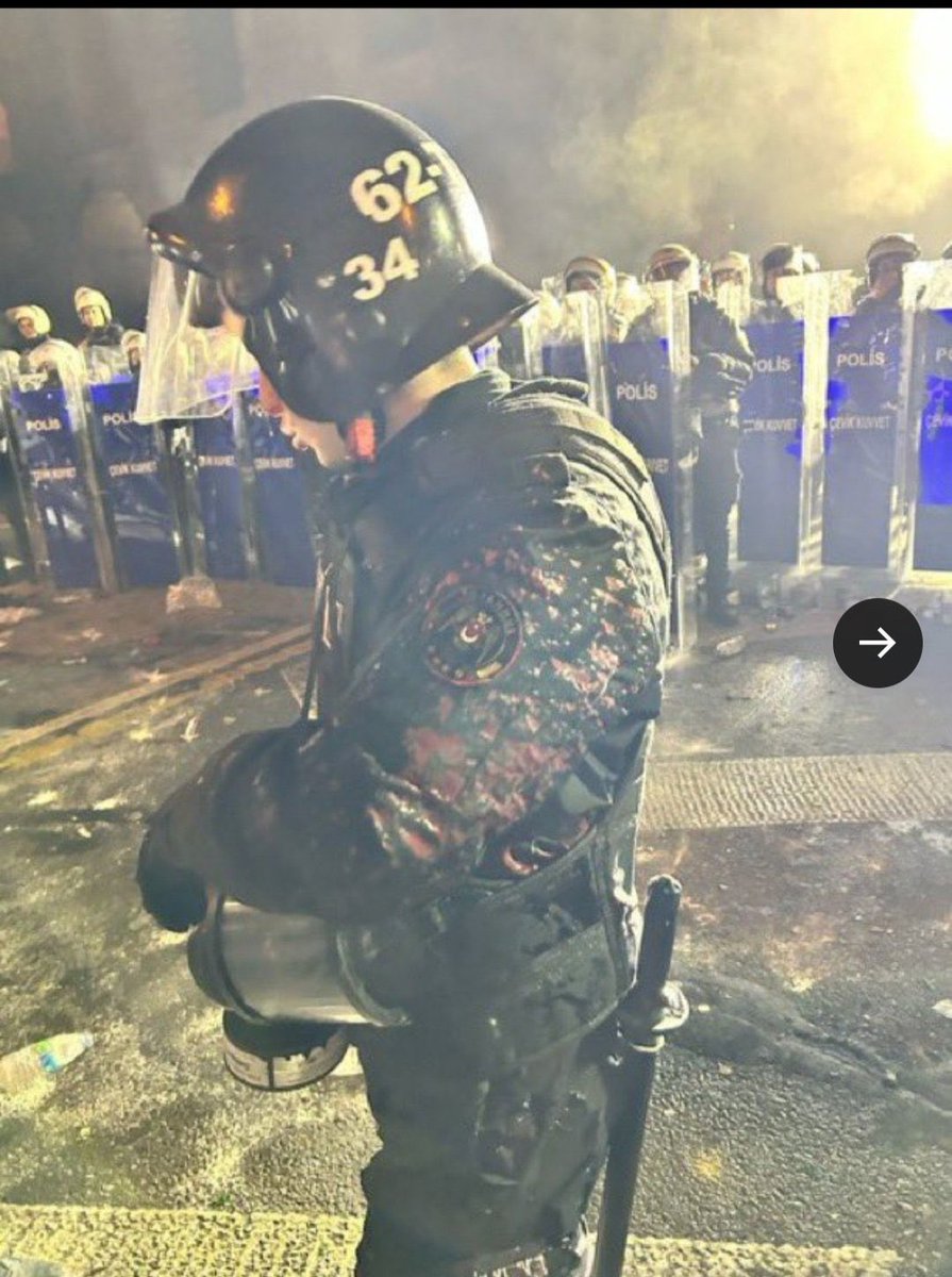 renqsizonjak's tweet photo. Kabul edilebilir gibi değil  iki çapulcu için polisi getirdiğiniz hale bakın . #PolisiminYanındayım https://t.co/O5EEuMDGsR