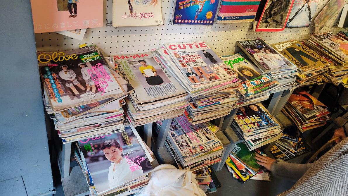 fashionsnap's tweet photo. 世界的に注目が集まる日本の雑誌。バックナンバーが買える古本屋をリサーチ。神保町をはじめ中野、吉祥寺、代々木上原など東京の13店舗を紹介 https://t.co/VkqM5rst5B https://t.co/QqJ2K5ibUQ