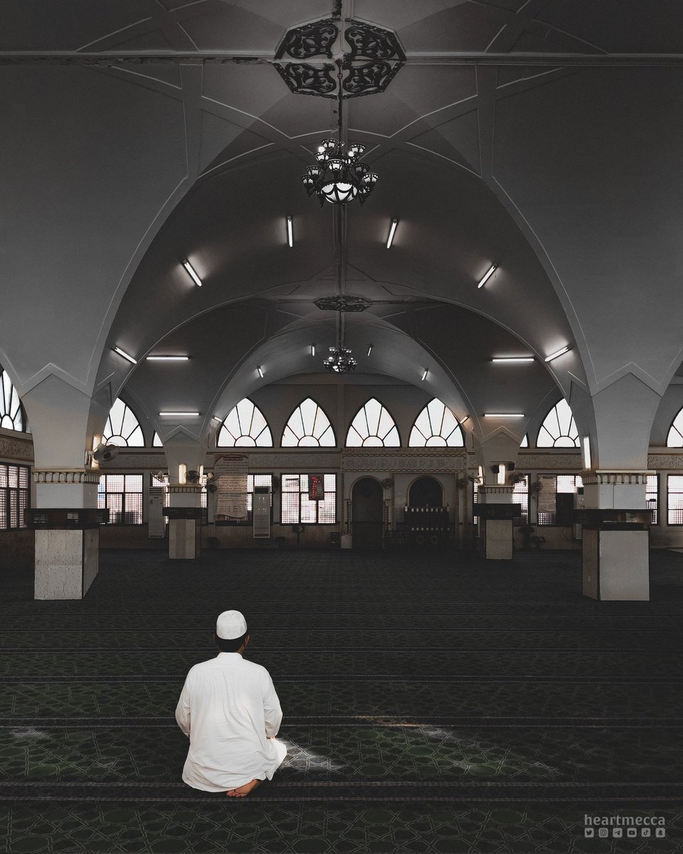 "ربّاهُ إني عند بابِكَ مُذْعِنٌ
فاصْفَحْ لعبدٍ قد أتاكَ مُهَرْوِلًا"