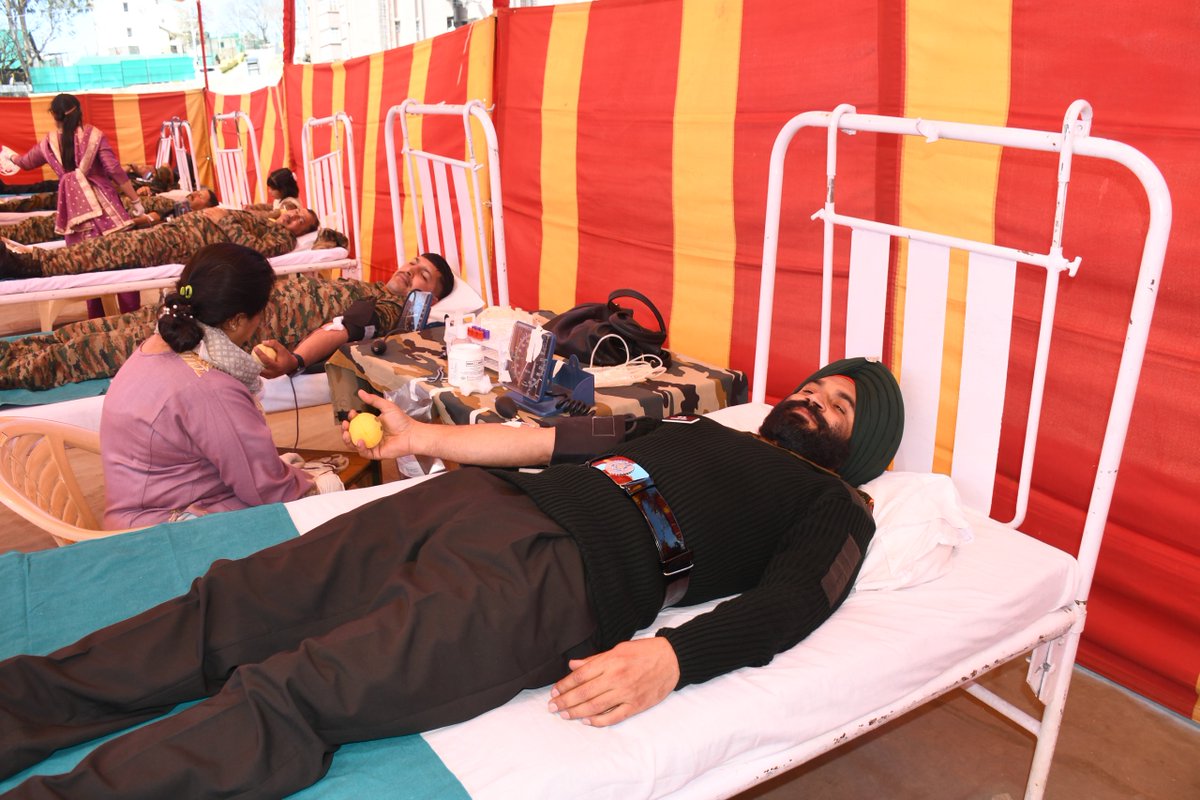suryacommand's tweet photo. #IndianArmy
#SuryaCommand
💉💉‘𝗛𝗲𝗿𝗼𝗲𝘀 𝘀𝗮𝘃𝗲 𝗹𝗶𝘃𝗲𝘀, 𝗻𝗼𝘁 𝗷𝘂𝘀𝘁 𝗼𝗻 𝘁𝗵𝗲 𝗯𝗮𝘁𝘁𝗹𝗲𝗳𝗶𝗲𝗹𝗱 𝗯𝘂𝘁 𝗯𝗲𝘆𝗼𝗻𝗱!’🩸🩸
#SuryaWarriors of #GoldenKeyDivision organized a blood donation camp at #Jutogh, wherein soldiers and local populace united in a remarkable show of solidarity. Over 200 personnel enthusiastically donated blood for the noble cause. #GoldenKeyDivision remains committed to humanity and the well-being of own.
#DonateBloodSaveLives #ArmyForLife
#ServiceBeyondDuty
@adgpi
@ProDefLko
@PRODefDehradun
@SpokespersonMoD
@UBArea_IA
@HQ_IDS_India
@MinofDefIndia
