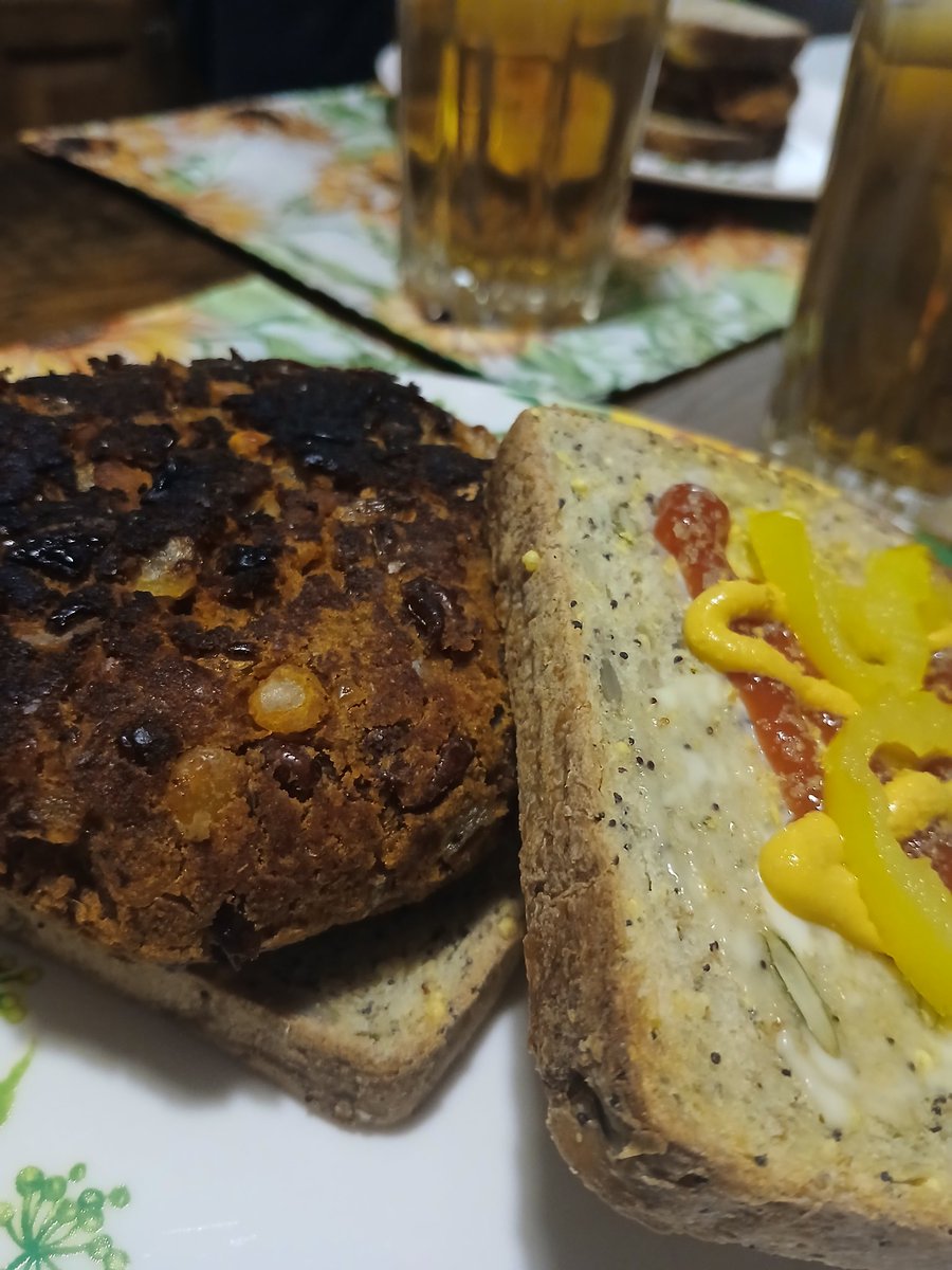 katsid70's tweet image. Sid made delicious #plantbased burgers. #kidneybeans #splitpeas
#breadcrumbs #onions #spices