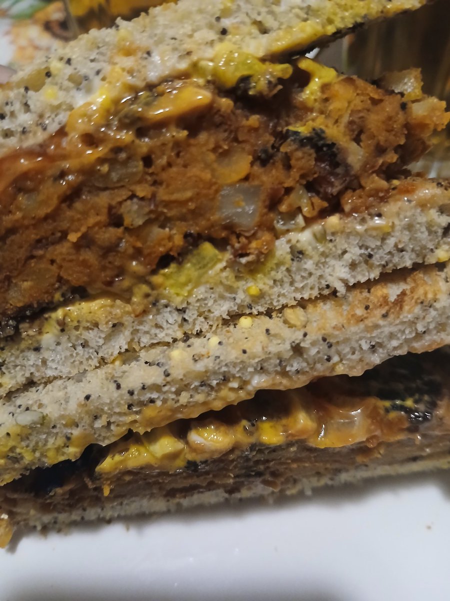 katsid70's tweet image. Sid made delicious #plantbased burgers. #kidneybeans #splitpeas
#breadcrumbs #onions #spices