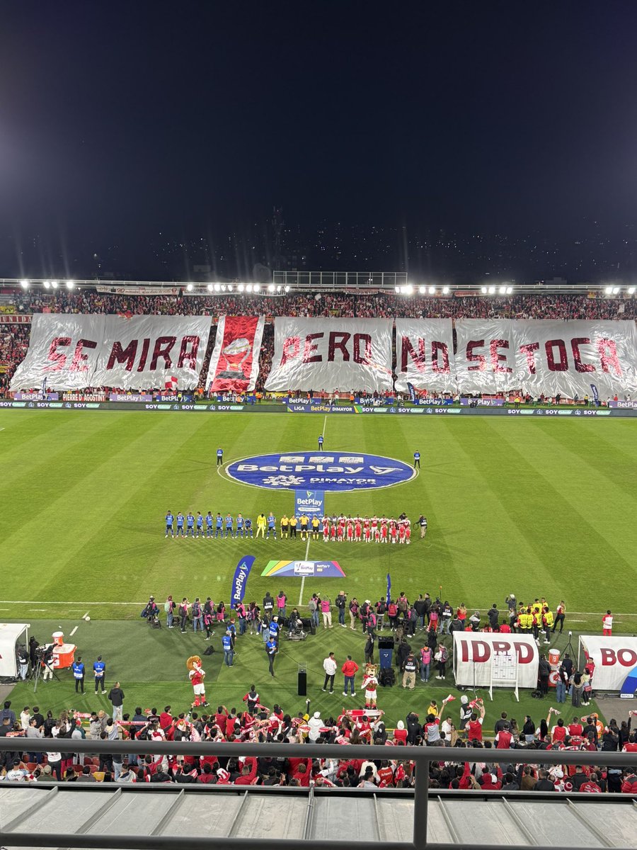 Se mira pero no se toca…
Mensaje de la hinchada de #santafe a #Millonarios