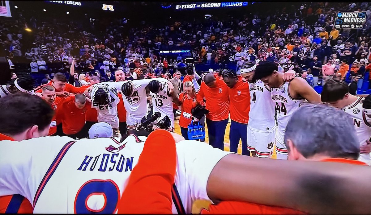 After their second round win vs Creighton, Auburn came together to pray &amp; thank God 👏 

Auburn has been vocal about their faith in Jesus Christ all season. 

#MarchMadness