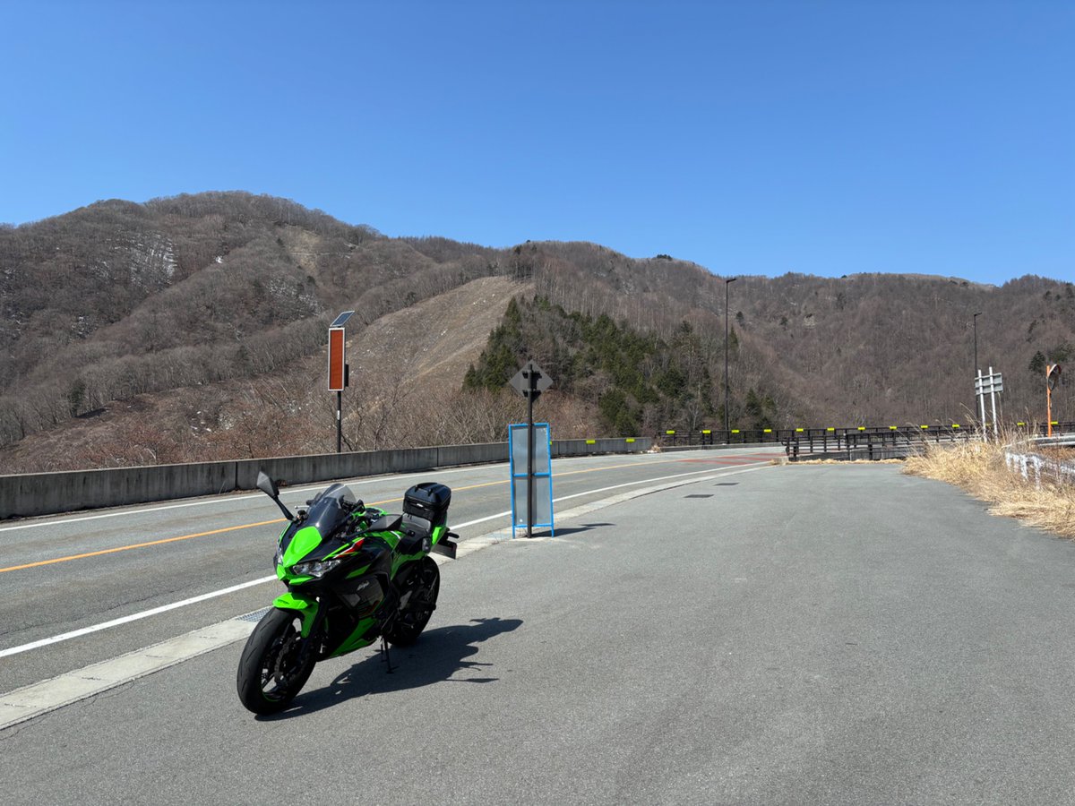 小菅から丹波山越えて柳沢峠へ。
柳沢峠手前で1ヶ所、路面に残雪あり。#Ninja650