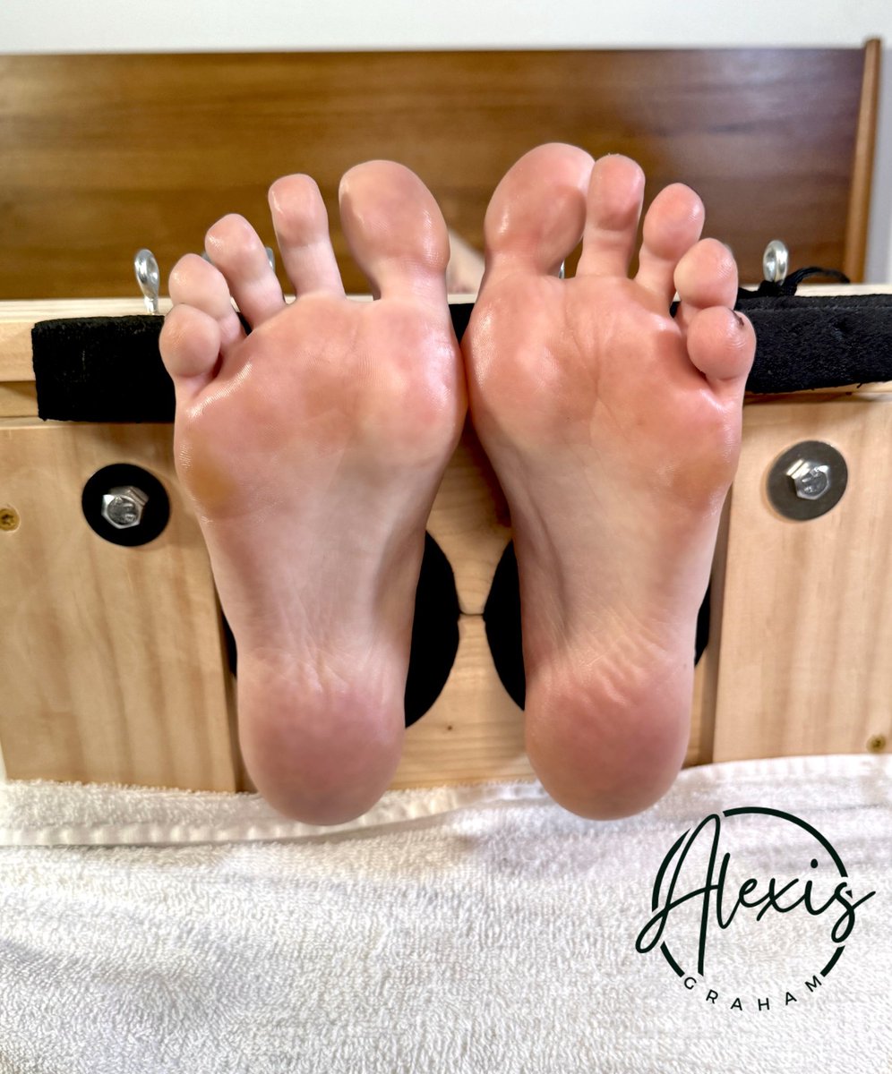 I had soooooo much fun with Maxine tonight! WANT TO SEE MORE? Like, retweet, and comment or DM what you think her foot size is and receive a picture of these beautiful feet by a tape measure! 🔥🥵😍