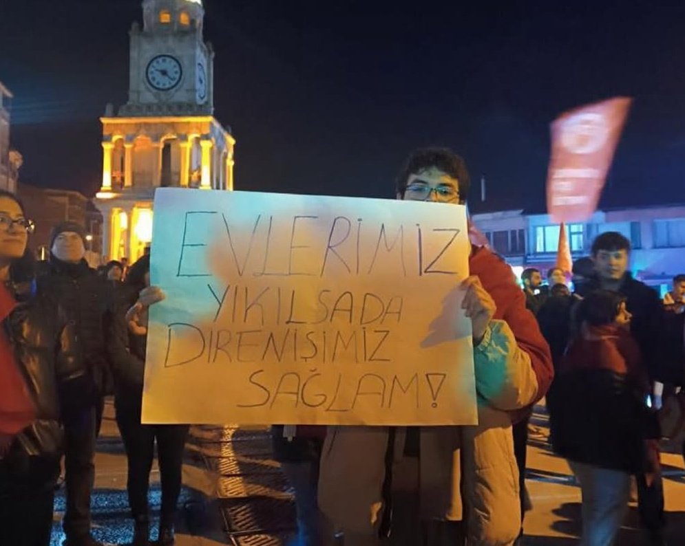 outofcontextpeo's tweet photo. 📍Malatya

"Evlerimiz Yıkılsada Direnişimiz Sağlam"

#TaksimMeydanı #sokağa #tutuklandı https://t.co/8Jdqanjkjw