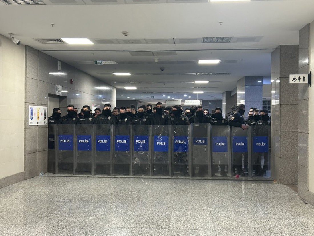 haskologlu's tweet photo. Ekrem İmamoğlu’nun Adliye’de tutulduğu salonun önü: https://t.co/hppYms3nPO