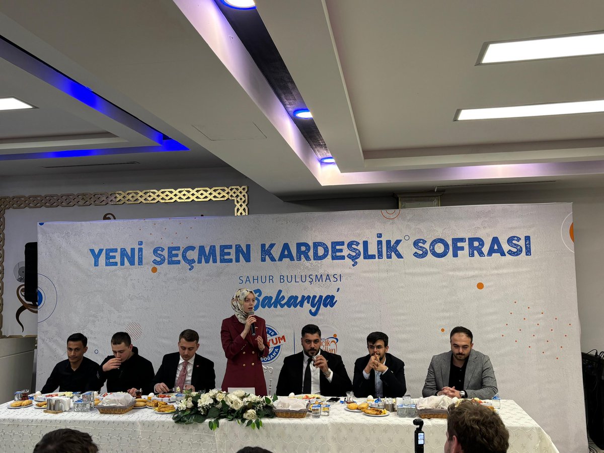 YeniSecmen54's tweet photo. İlk kez oy kullanacak genç kardeşlerimizle ‘Yeni Seçmen Kardeşlik Sofrası’nda bir araya geldik!

Genel Merkez Gençlik Kolları MYK Üyemiz, Milletvekilimiz Sn. Zehranur Aydemir, MKYK Üyelerimiz ve İl Gençlik Kolları Başkanımızın katılımlarıyla gerçekleştirdik https://t.co/nog7cGRJXB
