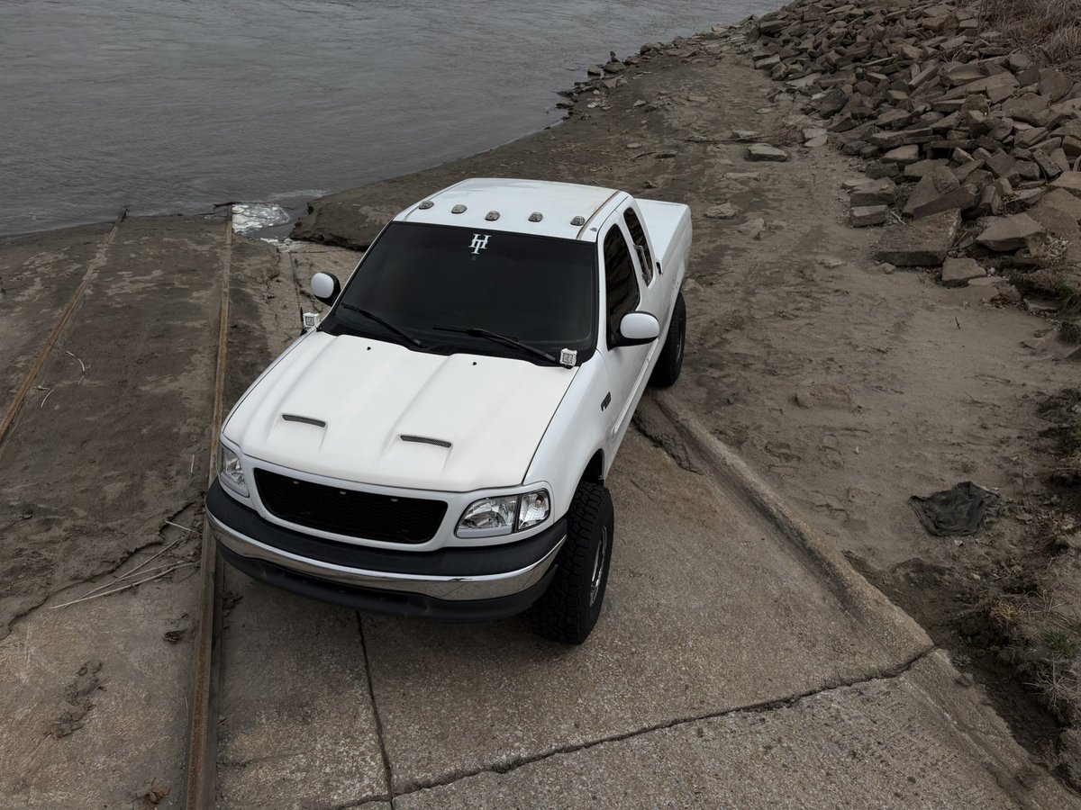 “Beauty’s a redneck, Beast loves a Redneck” - Toby Marshall (Need For Speed)

#ford #f150 #headturnerscarclub #1320video #fabtech #toyotires