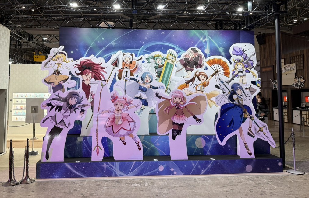 ✧┈┈┈ #AnimeJapan 2025 スタンディ展示 ┈┈┈✧ 「魔法少女まどか